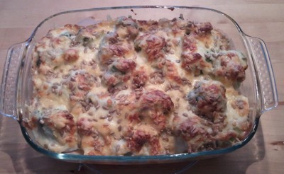 Erdäpfel-Brokkoliauflauf überbacken und mit Sonnenblumenkernen bestreut