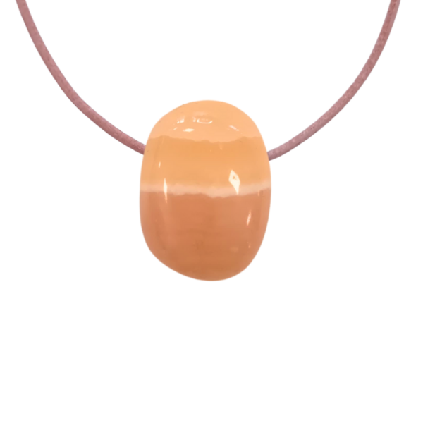 Orangencalcit gebohrt